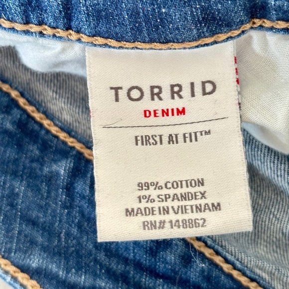 Torrid Stretch Denim Bermuda Jean Shorts Womens Plus Size 22 Distressed Raw Hem - Picture 5 of 14